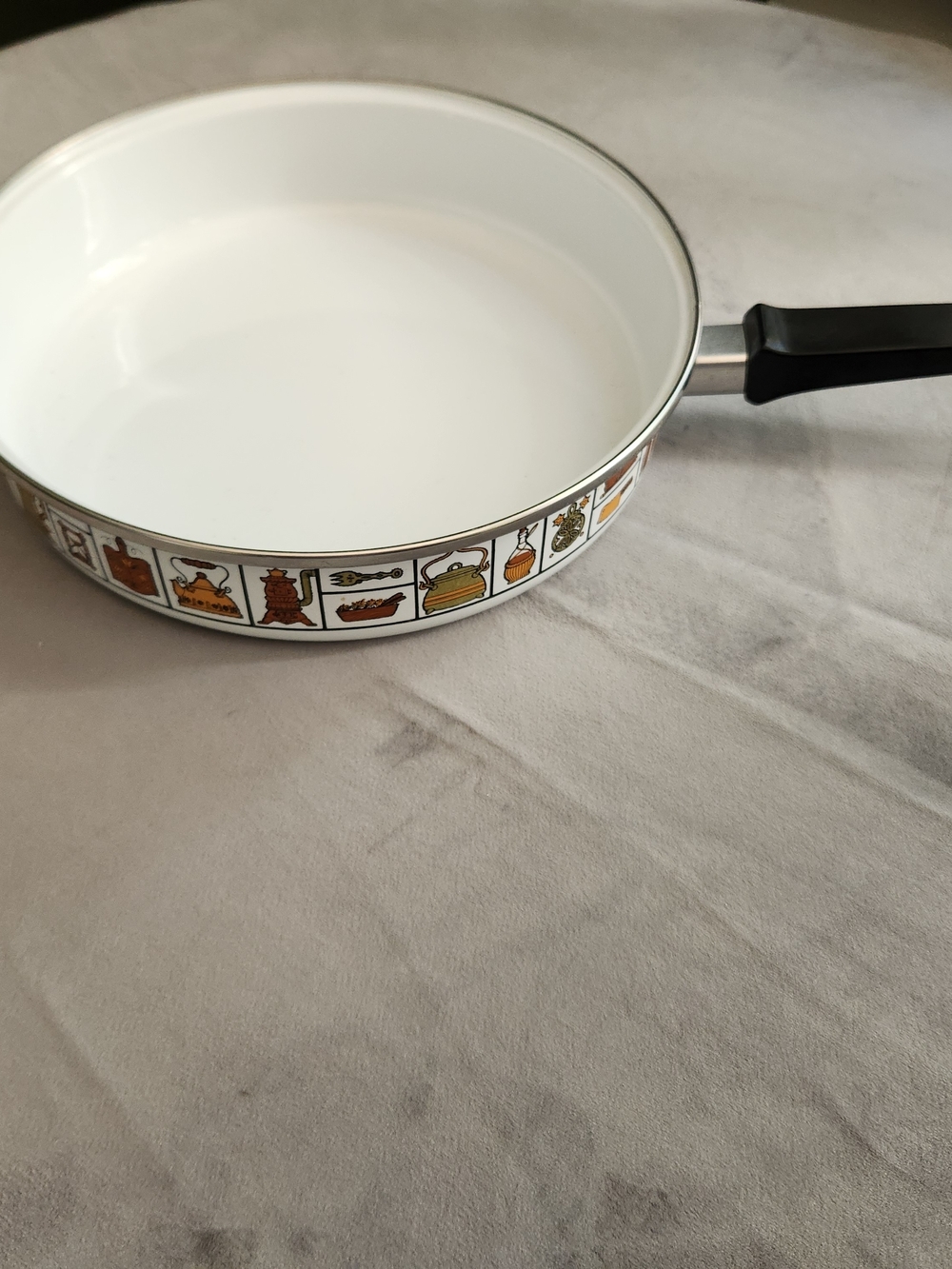 Vintage Enamel Pan 10" / 25 cm with Kitchen Decor Illustrations Antique Rustic